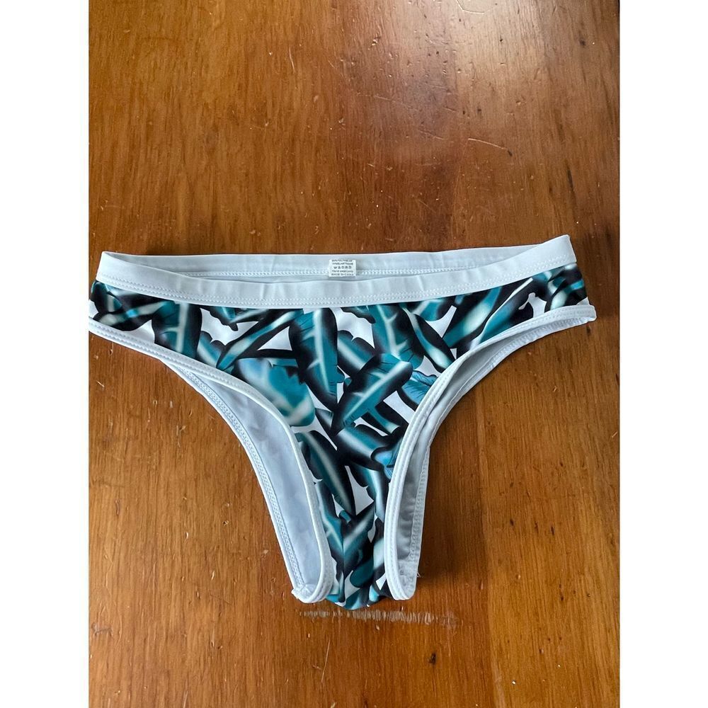 Bikini bottom tropical pattern white green and black leaves L